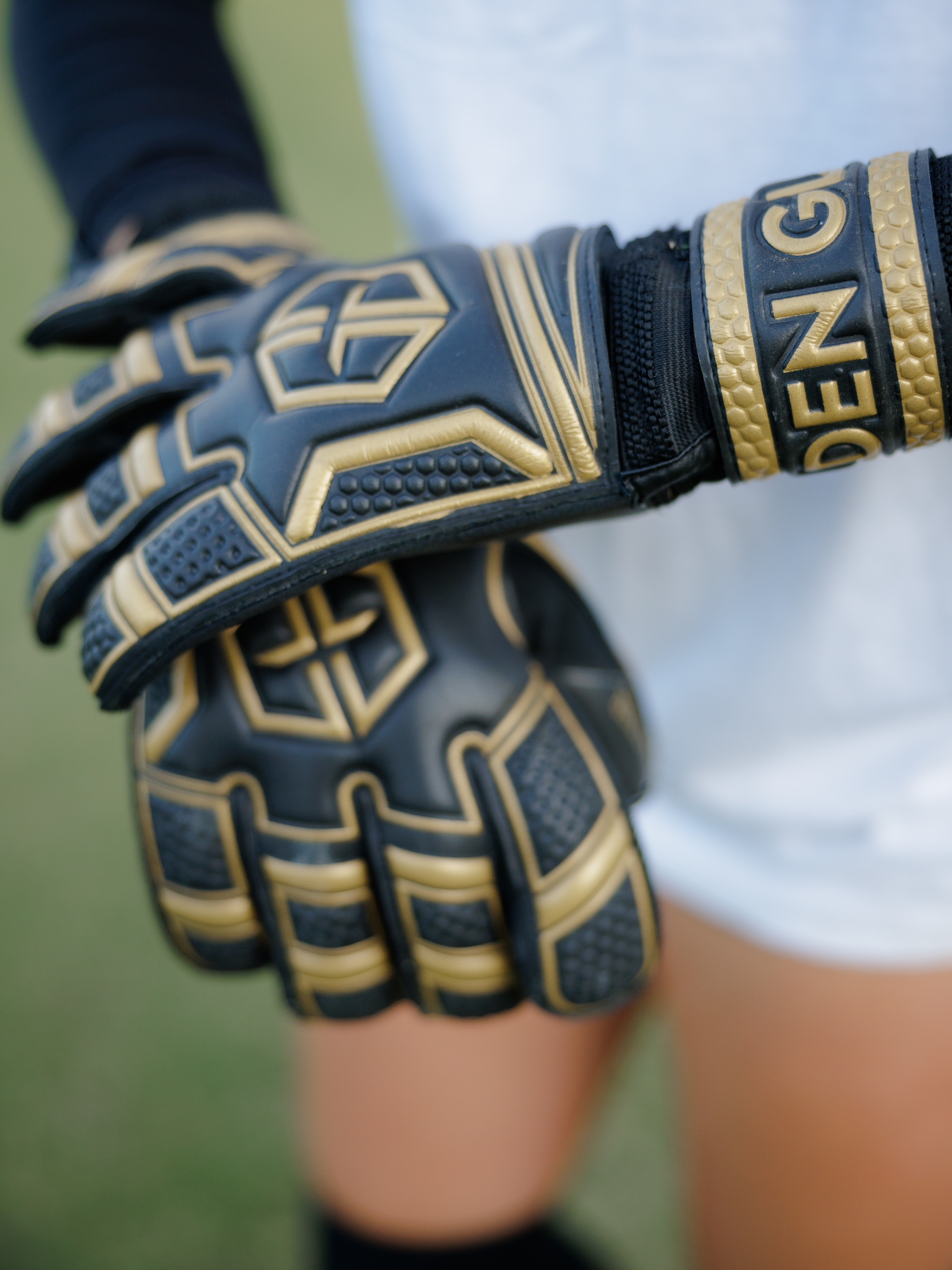 The Blacklist goalkeeper glove - black and gold